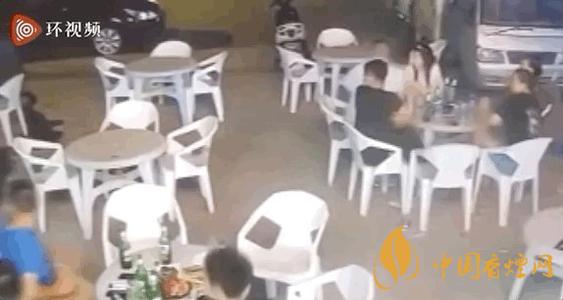 警方通報小車沖過夜市撞飛數(shù)人 這一幕太驚險了！