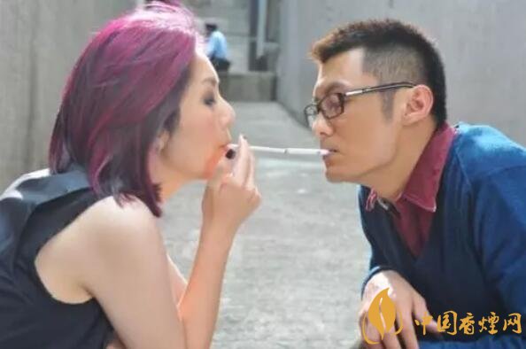 香煙夾耳朵上是怎么來的，耳夾煙是男人的專利