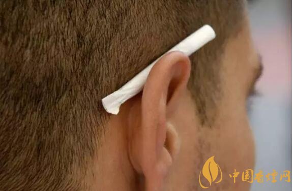 香煙夾耳朵上是怎么來的，耳夾煙是男人的專利